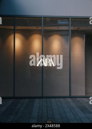 Ein leeres Zara-Schaufenster mit Logo und Lichtern. Stockfoto