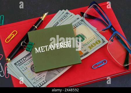 Business-, Universum- oder Metaversen-Konzept. Metaverse-Symbol auf einem Aufkleber auf dem Hintergrund eines Business-Notizbuchs und Dollars Stockfoto