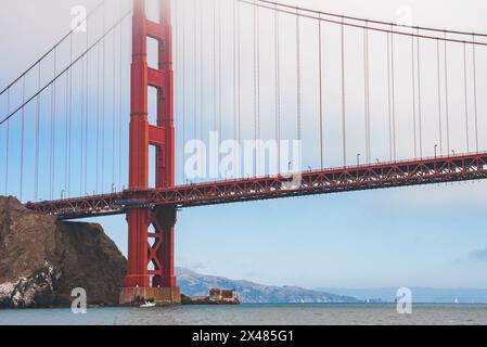 Berühmte Golden Gate Bridge, San Francisco, Kalifornien, Blick von unten. Stockfoto