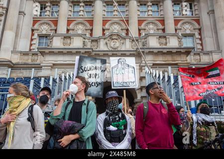 London, England, Großbritannien. Mai 2024. Pro-palästinensische Demonstranten blockieren die Eingänge des Geschäfts- und Handelsministeriums in Westminster in einem Protest, der die Regierung aufruft, Waffenverkäufe an Israel zu stoppen. (Kreditbild: © Tayfun Salci/ZUMA Press Wire) NUR REDAKTIONELLE VERWENDUNG! Nicht für kommerzielle ZWECKE! Stockfoto