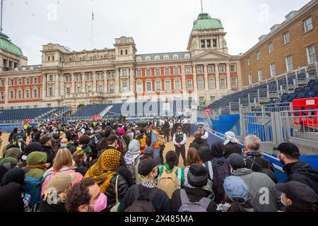 London, England, Großbritannien. Mai 2024. Pro-palästinensische Demonstranten blockieren die Eingänge des Geschäfts- und Handelsministeriums in Westminster in einem Protest, der die Regierung aufruft, Waffenverkäufe an Israel zu stoppen. (Kreditbild: © Tayfun Salci/ZUMA Press Wire) NUR REDAKTIONELLE VERWENDUNG! Nicht für kommerzielle ZWECKE! Stockfoto