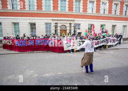 London, England, Großbritannien. Mai 2024. Pro-palästinensische Demonstranten blockieren die Eingänge des Geschäfts- und Handelsministeriums in Westminster in einem Protest, der die Regierung aufruft, Waffenverkäufe an Israel zu stoppen. (Kreditbild: © Tayfun Salci/ZUMA Press Wire) NUR REDAKTIONELLE VERWENDUNG! Nicht für kommerzielle ZWECKE! Stockfoto