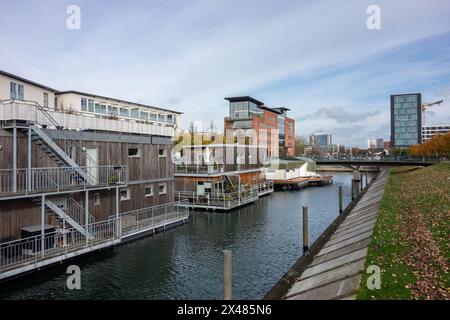 MALMÖ, SCHWEDEN - 26. Oktober 2014: Husbatarna i Vastra hamnen Hausboote und World Trade Center in der Propellergatan Straße Stockfoto