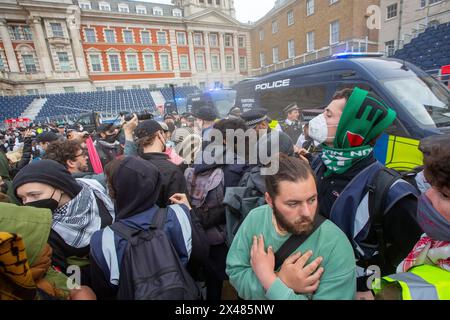 London, England, Großbritannien. Mai 2024. Pro-palästinensische Demonstranten blockieren die Eingänge des Geschäfts- und Handelsministeriums in Westminster in einem Protest, der die Regierung aufruft, Waffenverkäufe an Israel zu stoppen. (Kreditbild: © Tayfun Salci/ZUMA Press Wire) NUR REDAKTIONELLE VERWENDUNG! Nicht für kommerzielle ZWECKE! Stockfoto