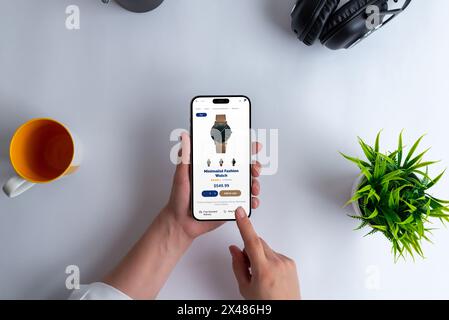 Frau kauft online Uhren mit dem Smartphone. Erleben Sie den Komfort und die Innovation des digitalen Einkaufs Stockfoto