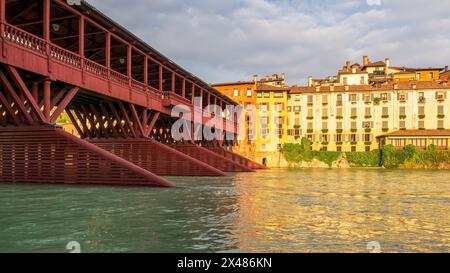 Antike, mit Holz überdachte rote Brücke. Ponte Vecchio oder Ponte degli Alpini über dem Fluss Brenta, Bassano del Grappa, Provinz Vicenza, Region Veneto, Italien. Stockfoto