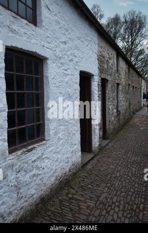 Eine Reihe von ursprünglichen kleinen Reihenhäusern, die 1795 erbaut wurden und an den heutigen Standort in St Fagans, National Museum of Wales, verlegt wurden Stockfoto