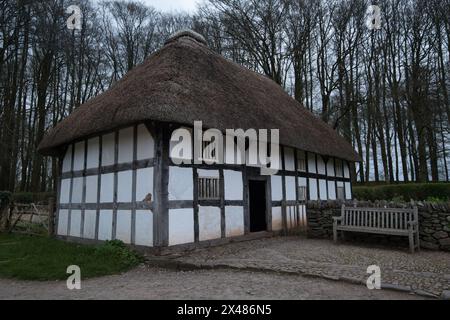 Fachwerkhaus mit Strohdach aus dem Jahr 1678, heute in St Fagans, National Museum of Wales Stockfoto