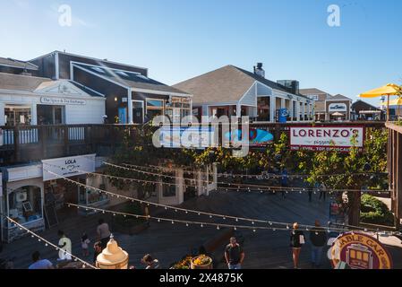 Lebhafte Szene am Pier 39, San Francisco, mit lebhaften Geschäften, Restaurants und Attraktionen Stockfoto