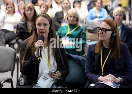 IWANO-FRANKIVSK, UKRAINE - 22. APRIL 2024 - Teilnehmer nehmen am III. Internationalen Symposium „Specifics of Managing patients with war Traumas and post-traumatimatic Disorders“, Iwano-Frankivsk, Westukraine Teil. Stockfoto