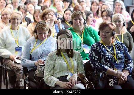 IWANO-FRANKIVSK, UKRAINE - 22. APRIL 2024 - Teilnehmer nehmen am III. Internationalen Symposium „Specifics of Managing patients with war Traumas and post-traumatimatic Disorders“, Iwano-Frankivsk, Westukraine Teil. Stockfoto