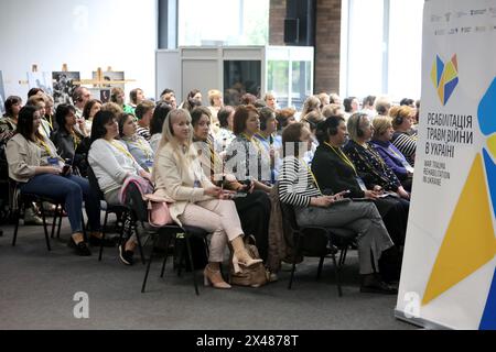 IWANO-FRANKIVSK, UKRAINE - 22. APRIL 2024 - Teilnehmer nehmen am III. Internationalen Symposium „Specifics of Managing patients with war Traumas and post-traumatimatic Disorders“, Iwano-Frankivsk, Westukraine Teil. Stockfoto