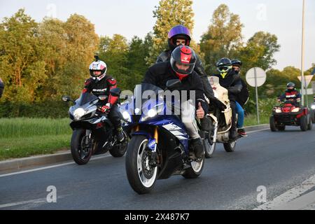 Am 1. Mai behielten die Motorradfahrer in Bjelovar die Tradition und hielten das internationale Budnica, das weltweit einzigartig ist und seit den 30er Jahren des letzten Jahrhunderts, als es als MaiDay Budnica bekannt war, hoch geschätzt wurde. Autofahrer in Bjelovar feiern den Internationalen Tag der Arbeit mit einer Fahrt am frühen Morgen durch die Straßen der Stadt von 5 bis 7 Uhr morgens. Die diesjährige Mahnwache war ein Rekord mit über 1.200 Autofahrern, die am 1. Mai 2024 eine Route von 45,2 Kilometern durch die Straßen und Vorstadtsiedlungen in Bjelovar, Kroatien, fuhren. Foto: Damir Spehar/PIXSELL Stockfoto