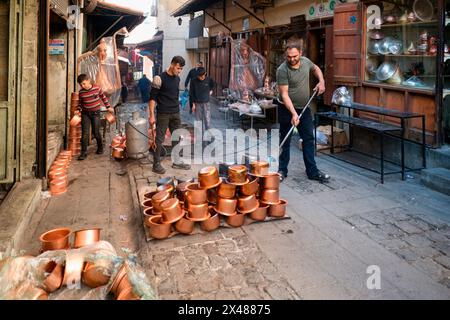 Handwerkliche Bleichung kleiner Kupferbehälter, Gaziantep Basar, Truthahn Stockfoto