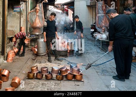 Handwerkliche Bleichung kleiner Kupferbehälter, Gaziantep Basar, Truthahn Stockfoto