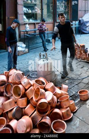 Handwerkliche Bleichung kleiner Kupferbehälter, Gaziantep Basar, Truthahn Stockfoto