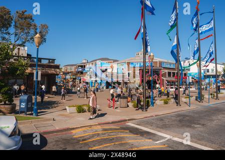 Geschäftiger Pier 39, Geschäfte, Restaurants und Attraktionen in San Francisco am sonnigen Tag Stockfoto