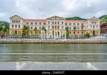 BILBAO, SPANIEN - 10. MAI 2014: Hauptgebäude der Universität Deusto, Bilbao, Spanien, einer spanischen Privatuniversität im Besitz der Gesellschaft Jesu; IS Stockfoto