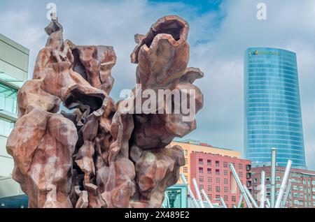 BILBAO, SPANIEN - 10. MAI 2014: Detail der modernen Skulptur „Dodecathlos“ in Bilbao, Baskenland, Spanien, Eisenwerk des Bildhauers Vicente Larrea, Stockfoto