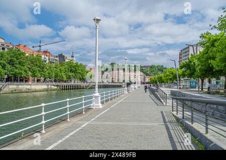 BILBAO, SPANIEN - 10. MAI 2014: Stadtansicht, Blick auf Gebäude am Ufer des Nervion in Bilbao, Baskenland, Spanien Stockfoto