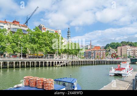 BILBAO, SPANIEN - 10. MAI 2014: Stadtansicht, Blick auf Gebäude am Ufer des Nervion in Bilbao, Baskenland, Spanien Stockfoto