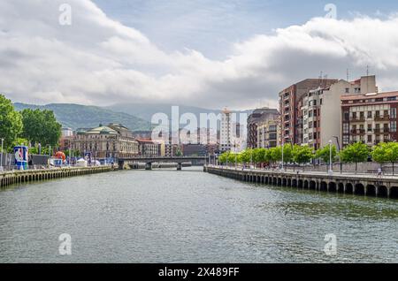 BILBAO, SPANIEN - 10. MAI 2014: Stadtansicht, Blick auf Gebäude am Ufer des Nervion in Bilbao, Baskenland, Spanien Stockfoto