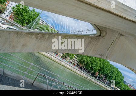 BILBAO, SPANIEN – 10. MAI 2014: Die Zubizuri (Baskisch für „weiße Brücke“), auch Campo Volantin-Brücke genannt, ist eine gekoppelte Bogenbrücke über die ne Stockfoto