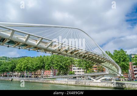 BILBAO, SPANIEN – 10. MAI 2014: Die Zubizuri (Baskisch für „weiße Brücke“), auch Campo Volantin-Brücke genannt, ist eine gekoppelte Bogenbrücke über die ne Stockfoto