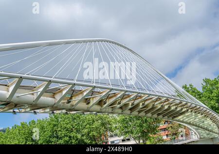 BILBAO, SPANIEN – 10. MAI 2014: Die Zubizuri (Baskisch für „weiße Brücke“), auch Campo Volantin-Brücke genannt, ist eine gekoppelte Bogenbrücke über die ne Stockfoto