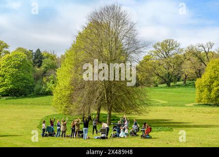 Bristol Bring Your Own Baby Chor Practice in Ashton Court, Großbritannien Stockfoto