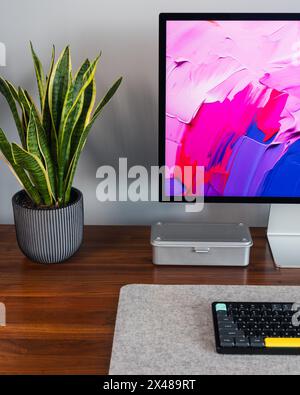 LONDON – 30. APRIL 2024: Apple Mac Computer im modernen Home Office, Arbeit von zu Hause aus, minimaler Schreibtischaufbau Stockfoto