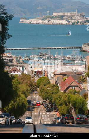 Malerischer Blick auf die San Francisco Street, die zum Yachthafen führt, mit Alcatraz Island im Hintergrund Stockfoto