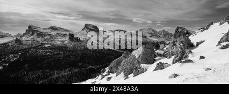 Cinque Torri in der Nuvolao Group Mountain Range Panorama monochrome Winterlandschaft Stockfoto