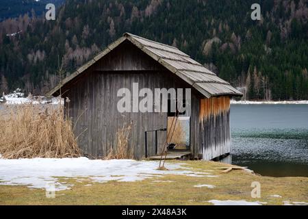 Bootshaus am Weissensee in Kärnten, Österreich im Winter Stockfoto