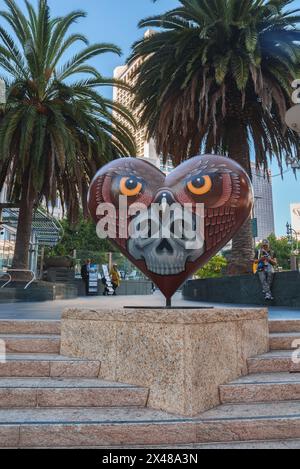 Eulen-Skulptur auf dem Sockel in urbaner Umgebung, San Francisco Stockfoto