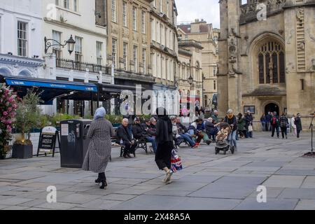 23. April 24 die historische Bath Abbey in Somerset England mit Touristen und Einheimischen auf dem Kirchhof der Abbey an einem schönen Frühlingsmorgen. Stockfoto