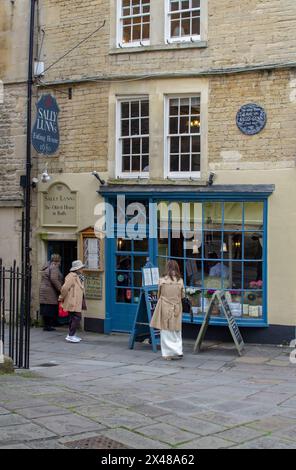 24. April 24 das historische Sally Lunns of Bath Eating House and Museum mit Besuchern, die kurz vor dem Betreten stehen. Das Hotel befindet sich in der North Parade Passage in Bath England. Stockfoto