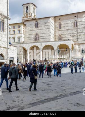 Perugia, Italien - 26. April 2024: Touristen auf der Piazza Quattro Novembre, mit dem „Fontana Maggiore“ und der Kathedrale des Heiligen Lorenz im Hintergrund Stockfoto