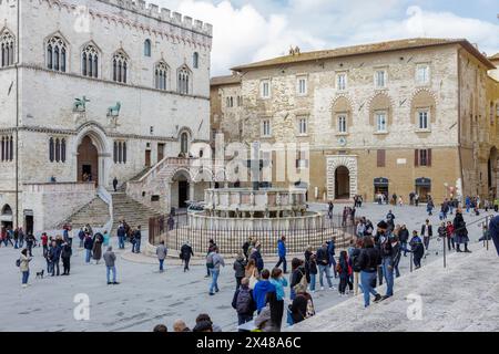 Perugia, Italien - 26. April 2024: Touristen auf der Piazza Quattro Novembre, mit der Fontana Maggiore und dem Palazzo dei priori im Hintergrund. Stockfoto