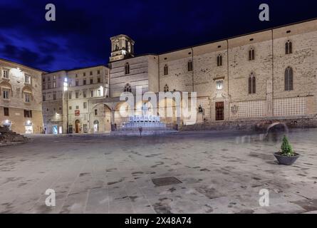 Perugia, Umbrien, Italien - 26. April 2024: Piazza Quattro Novembre mit dem „Fontana Maggiore“ und der Kathedrale von St. Lorenz im Hintergrund. Stockfoto