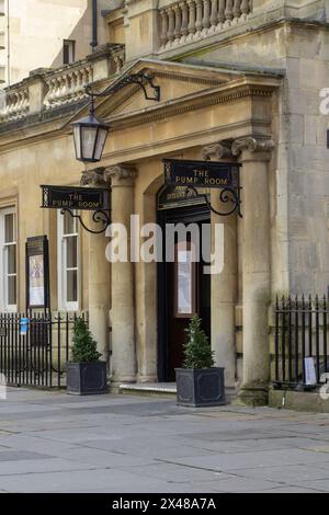 25. April 24 Eingang zum historischen georgischen Pumpenraum im Innenhof der Abtei im Herzen von Bath in Somerset England. Stockfoto