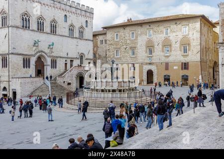 Perugia, Italien - 26. April 2024: Touristen auf der Piazza Quattro Novembre, mit der Fontana Maggiore und dem Palazzo dei priori im Hintergrund. Stockfoto