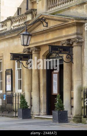 25. April 24 Eingang zum historischen georgischen Pumpenraum im Innenhof der Abtei im Herzen von Bath in Somerset England. Stockfoto