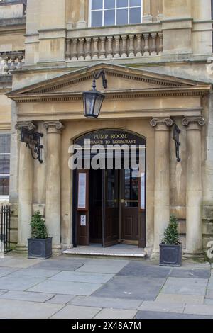 25. April 24 Eingang zum historischen georgischen Pumpenraum im Innenhof der Abtei im Herzen von Bath in Somerset England. Stockfoto