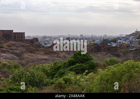 Blick auf die Stadt vom Stadtrand am Abend aus einem flachen Winkel wird in mehrangarh Fort jodhpur rajasthan indien aufgenommen. Stockfoto