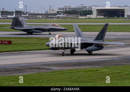 Die US-F-22A Raptors wurden am 20. April 2024 dem Taxi der 27. Jagdgeschwader zugeteilt, das von der Start- und Landebahn auf der Kadena Air Base, Japan, entfernt ist. Als 18. Flügel Kontinu Stockfoto