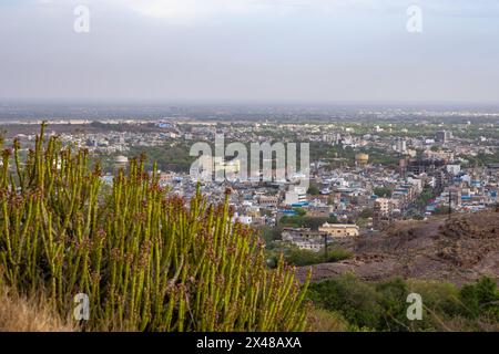 Blick auf die Stadt mit nebeligem Himmel am Abend vom Gipfel des Berges wird in mehrangarh Fort jodhpur rajasthan indien aufgenommen. Stockfoto