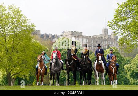 (Von links nach rechts) Khayalya Ahmadova reitet MIL, Teil des Reiterverbandes Aserbaidschans, Chris Hunnable reitet Mrs I Shervingtons Goosey Gander, Captain Whittingham reitet Reggie und Gunner Martin reitet Kernow vom Musical Drive der Königlichen Truppe Royal Horse Artillery, Katie Jerram-Hunnable reitet auf seiner Majestät dem Sonnenstrahl der Könige und Hasan Pashayev reitet auf Sel des Aserbaidschanischen Reiterverbandes während eines Fotobesuchs bei der Royal Windsor Horse Show in Windsor. Bilddatum: Mittwoch, 1. Mai 2024. Stockfoto