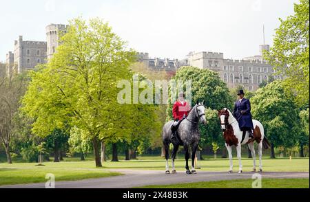 Chris Hunnable reitet Mrs I Shervingtons Goosey Gander (links) und Katie Jerram-Hunnable reitet seine Majestät die Könige Sonnenstrahl während eines Fotobesuchs bei der Royal Windsor Horse Show in Windsor. Bilddatum: Mittwoch, 1. Mai 2024. Stockfoto