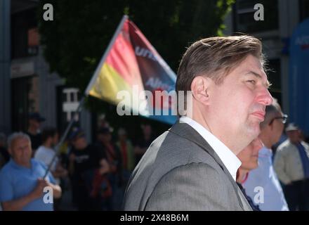 Chemnitz, Deutschland. Mai 2024. Maximilian Krah, der Spitzenkandidat der AfD für die Europawahlen, steht am Rande einer von seiner Partei organisierten Kundgebung. Es war Krahs erster öffentlicher Auftritt, nachdem der Spionagefall, in dem sein Mitarbeiter involviert war, ans Licht kam. Quelle: Sebastian Willnow/dpa/Alamy Live News Stockfoto